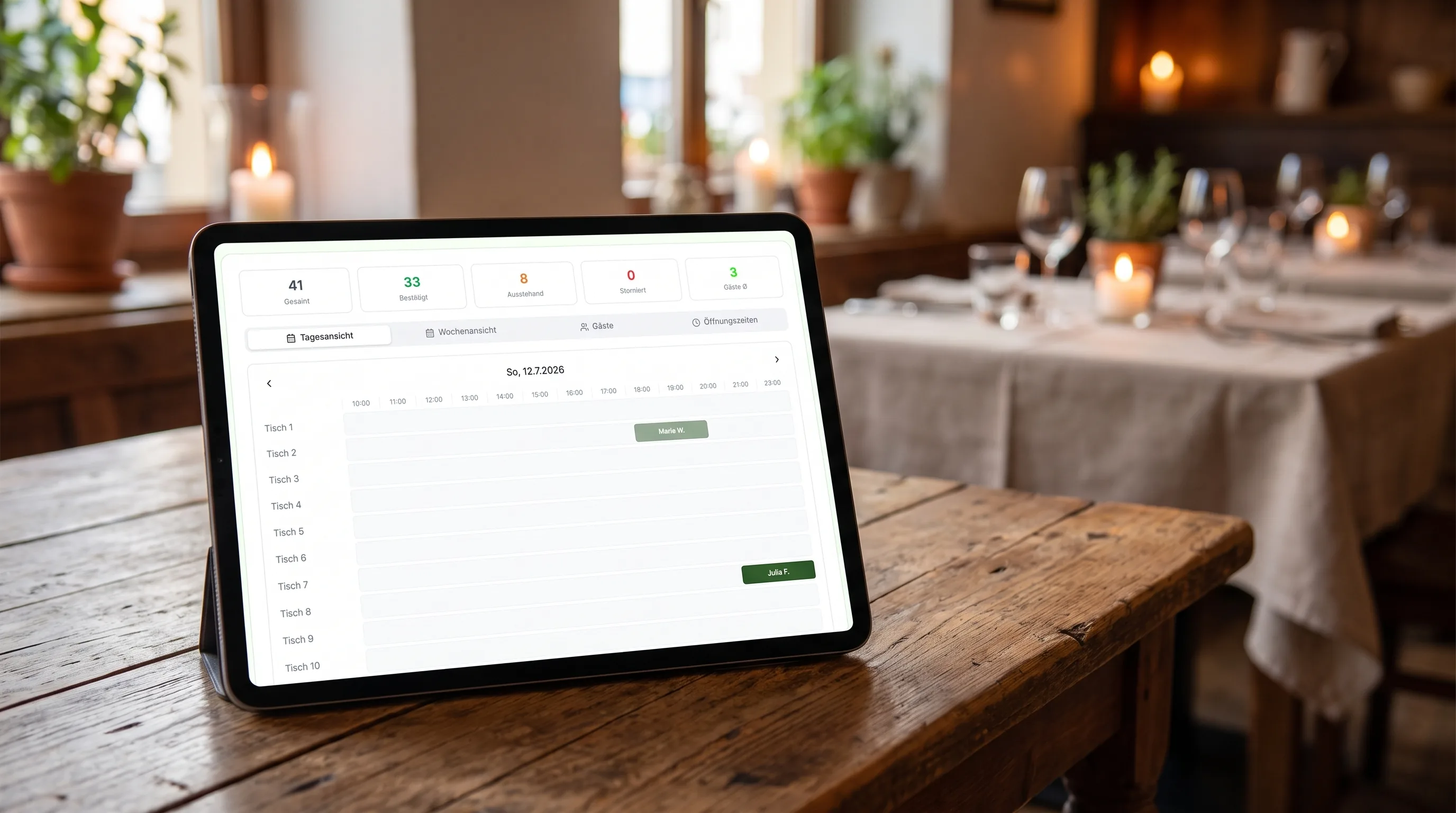 Reservierungs-Dashboard auf einem Tablet in Restaurant-Umgebung